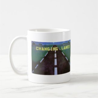 Caneca de café em mudança das pistas