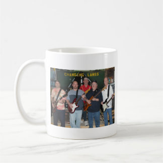 Caneca de café em mudança das pistas