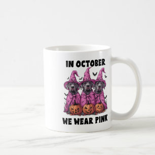 Caneca De Café Em outubro, Vestimos Breas De Dia das Bruxas Rosa