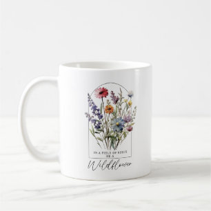 Caneca De Café Em Um Campo De Rosas Ser Um Flor Selvagem