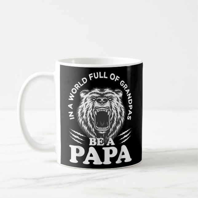 Caneca De Café Em Um Cheio Mundial De Avós Seja Um Urso Papá (Esquerda)