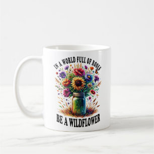 Caneca De Café Em Um Cheio Mundial De Rosas Ser Uma Flor Selvagem