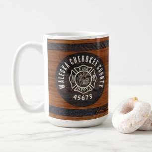 Caneca De Café Emblema de bombeiro em tom de madeira rústica