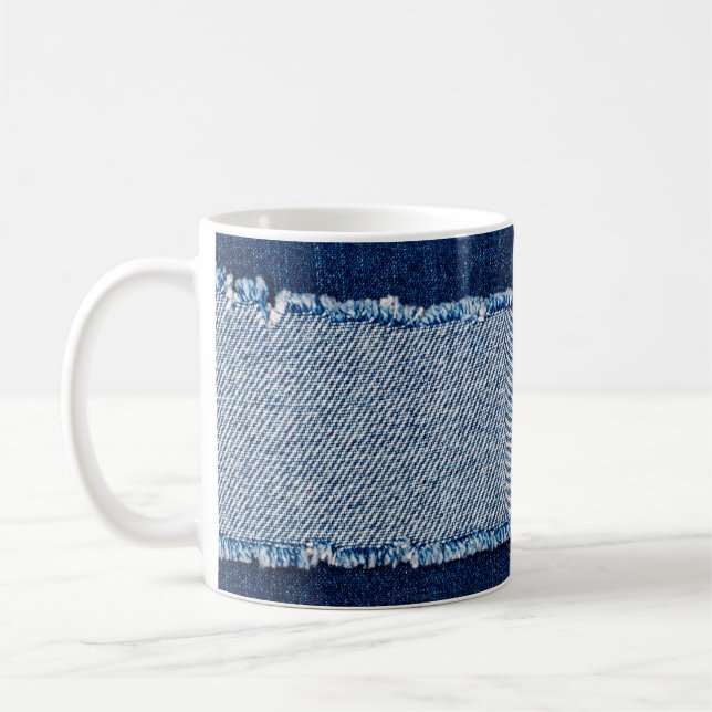 Caneca De Café Encaixe o quadro do tecido de jeans azuis. Fabr de (Esquerda)
