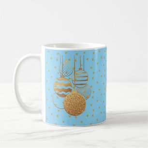Caneca De Café Enfeites dourados e estrelas em um fundo azul gelo