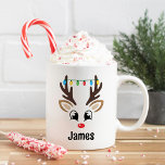 Caneca De Café Enfermeira-Bela Rosto Personalizado Nome Natal<br><div class="desc">Um café de Natal ou uma caneca de cacau quente ilustra um rosto doce de rena com um nariz vermelho brilhante e luzes coloridas de cordas de bolbo de Natal penduradas nas suas galhadas. Personalize esta caneca de chocolate quente festiva com um nome próprio ou outro texto personalizado. Faz um...</div>