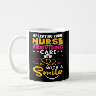 Caneca De Café Enfermeira da sala de operações prestando assistên