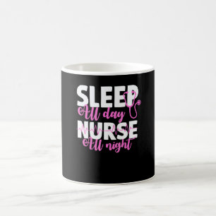 Caneca De Café Enfermeira Dorme o Dia Todo Enfermeira a Noite Tod