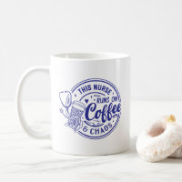 Enfermeira Engraçada Executa No Café