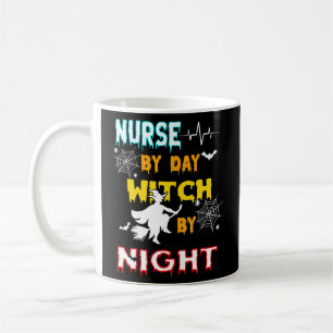 Caneca De Café Enfermeira Por Bruxa Do Dia Pela Noite