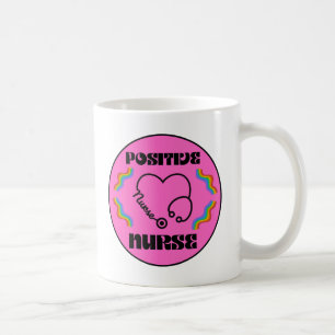 Caneca De Café Enfermeira positiva com um belo estetoscópio cardí