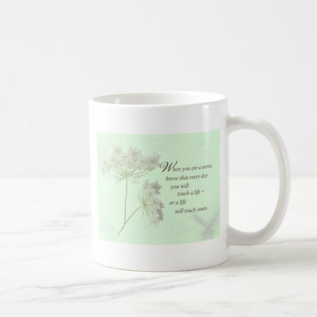 Caneca De Café Enfermeira toca vida com flores selvagens (Direita)