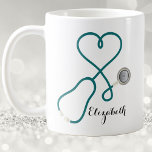 Caneca De Café Enfermeiro Médico Profissional Amor<br><div class="desc">Dê a sua enfermeira ou enfermeira favorita a sua própria caneca de café monograma. Enfermeira trabalha duro e quando eles descansam merecem uma boa xícara de café! Design simples e moderno apresenta um estetoscópio médico envolto em um padrão cardíaco amoroso. Perfeito para todos os tipos de profissionais médicos. Excelente de...</div>