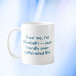 Caneca De Café Enfermeiro Personalizado RN com Nome Personalizado<br><div class="desc">Mostre seu orgulho de enfermaria com esta caneca de café personalizada que captura perfeitamente a realidade cafeinada dos heróis da saúde! Esta caneca de cerâmica na moda apresenta a frase humorística "Confie em mim, eu sou o [SEU NOME] — seu amistoso over-cafeinRN" numa design de tipografia mista moderna. Tanto o...</div>