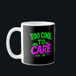 Caneca De Café Engraçado<br><div class="desc">Comece sua manhã com atitude usando esta caneca "Legal demais para se importar". Com texto ousado no estilo neon grafite, esta xícara de café engraçada torna cada gole mais na moda. Perfeito como um presente único para aniversários, Dia do Namorados, Dia da Mãe, Dia do Pai, Natal, graduação, aniversários, festas...</div>