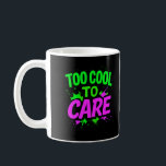 Caneca De Café Engraçado<br><div class="desc">Comece sua manhã com atitude usando esta caneca "Legal demais para se importar". Com texto ousado no estilo neon grafite, esta xícara de café engraçada torna cada gole mais na moda. Perfeito como um presente único para aniversários, Dia do Namorados, Dia da Mãe, Dia do Pai, Natal, graduação, aniversários, festas...</div>