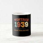 Caneca De Café Engraçado 1939 Vintage, 86 anos, Presente de anive<br><div class="desc">Celebre em estilo com este design de aniversário personalizado. Perfeito para aniversários de todas as idades, do marco 21rua, 30, 40º, 50º e além. Projetado para se destacar, este design gráfico faz uma ideia ideal de presente de aniversário para homens e mulheres que amam roupas únicas, divertidas e personalizadas. Quer...</div>