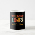 Caneca De Café Engraçado 82 anos de idade 1943 Vintage 82º presen<br><div class="desc">Celebre em estilo com este Adorável design de aniversário Engraçado. Perfeito para aniversários de todas as idades, do marco 21rua, 30, 40º, 50º e além. Projetado para se destacar, este design gráfico faz uma ideia ideal de presente de aniversário para homens e mulheres que amam roupas únicas, divertidas e personalizadas....</div>
