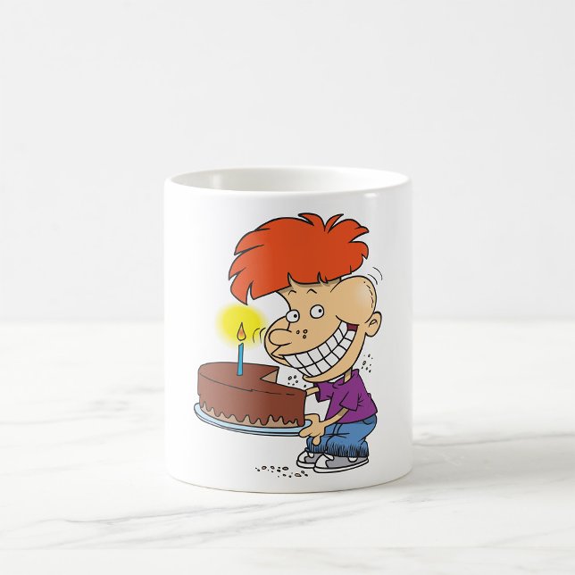 Caneca De Café Engraçado Cartoon Boy com Bolo de Aniversário de C (Criador carregado)