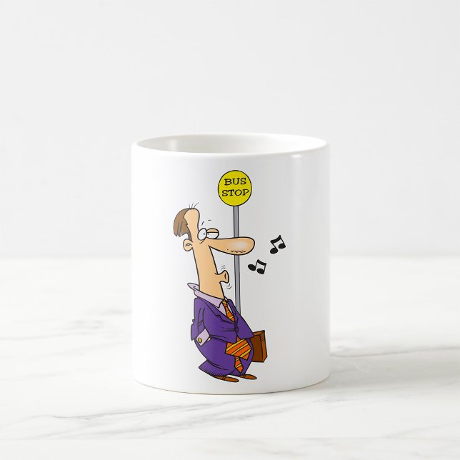 Caneca De Café Engraçado Cartoon Businessman no Bus Stop (Criador carregado)
