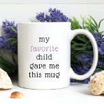 Caneca De Café Engraçado Da Criança Favorita Para Os Pais Da Mãe<br><div class="desc">Esta design engraçada mostra o texto "meu filho favorito me deu esta caneca" em um roteiro moderno. Perfeito para uma mãe ou pai no Natal, aniversário, Dia de as mães, Dia de os pais #café #café #cafetemugs #cachecol #bebida #ditames #humor #engraçado #humor #funnygifts #aniversariante #aniversarifts #natristmasgifts #natal #mothersdaygifts #fathersdia #pai...</div>