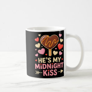 Caneca De Café Engraçado Ele É Meu Beijo Da Meia-Noite Do Dia Dos