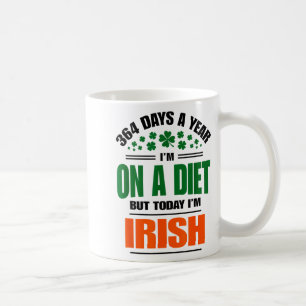 Caneca De Café Engraçado Em Uma Dieta E Salsicha Irlandesa Do Dia