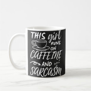 Caneca De Café Engraçado Esta Garota Funciona Em Cafeína E Sarcas