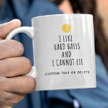 Caneca De Café Engraçado Humor De Pickleball, Como Bolas De Duro<br><div class="desc">Uma caneca engraçada que lê "Eu gosto de bolas de duro e não consigo mentir" - algumas como eu macio, outras como meu duro ;-) Altere facilmente este texto e adicione mais texto personalizado abaixo ou exclua. Nome do jogador, Nome do torneio, etc. Faz um ótimo feriado ou presente de...</div>