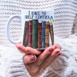 Caneca De Café Engraçado Livro, Cota Que Não Tenho Controle De Pr<br><div class="desc">Design de encantadora de livros com pilhas de livros pintados a aquarelas e pássaros com uma citação personalizável "Eu não tenho controle de prateleira" e um nome para um presente personalizado para seus amigos amantes de livros e membros da família ou do clube de livros.</div>
