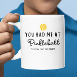Caneca De Café Engraçado Presente no Jogador de Pickleball, Você<br><div class="desc">O presente perfeito para o seu amigo,  parceiro de torneio,  treinador ou qualquer um que adore o picleball. Diversão design apresenta tipografia que diz "Você me teve no Pickleball". Personalize com qualquer nome e texto. Faz um presente incrível para qualquer amante de picleball.</div>