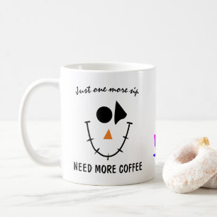 Caneca De Café Engraçado Rosto Sorriso Sonolento. Precisa de mai