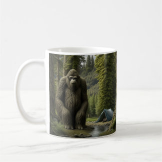 Caneca De Café Enorme Pé Grande sentado na floresta