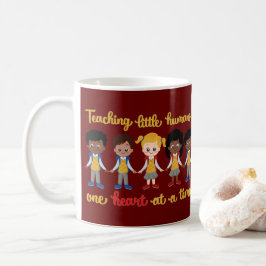 CANECA DE CAFÉ ENSINANDO PEQUENOS HUMANOS UM CORAÇÃO DE CADA VEZ