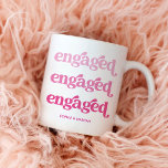 Caneca De Café Envolvido | Texto Gradiente Rosa-Boho<br><div class="desc">Esta caneca de na moda diz "engajada" três vezes na tipografia do boho moderno,  para que todos saibam! O texto aparece em três tons de luz,  escuro e rosa claro.</div>