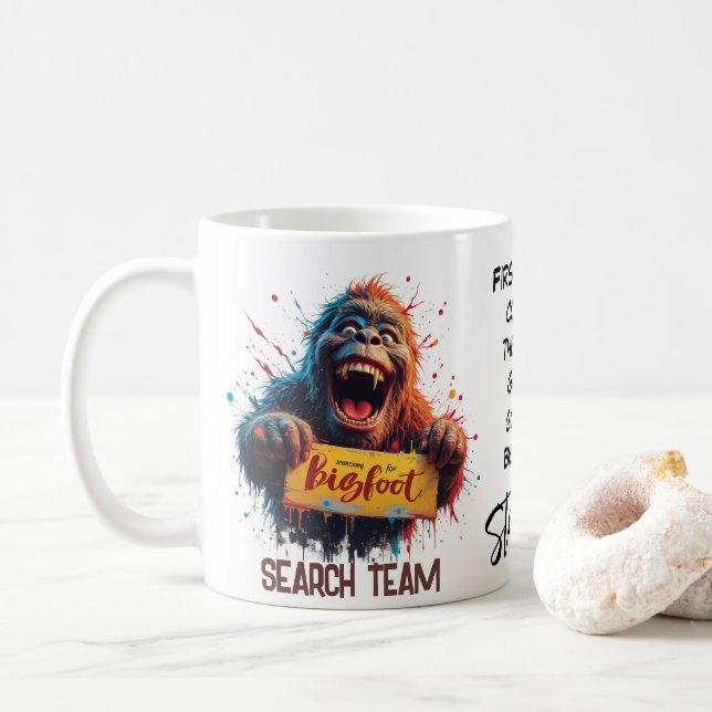 Caneca De Café Equipe de Busca de Foto de Bigfoot Sasquatch Feliz (Com Donut)