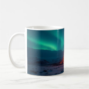 Caneca De Café Erupção vulcânica sob a Aurora Borealis