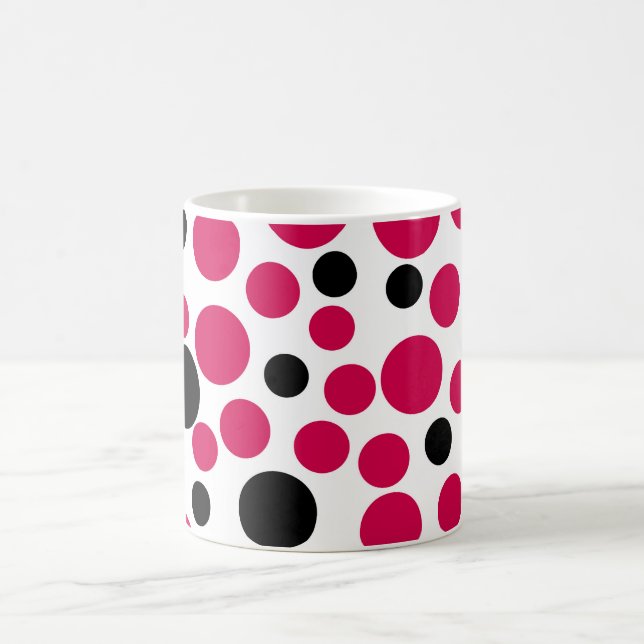 Caneca De Café ervilhas pretas vermelhas retrô em fundo branco (Centro)