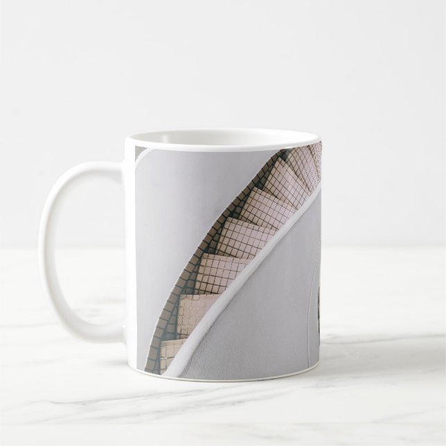 CANECA DE CAFÉ ESCADAS ESPIRITUOSAS CONCRETAS BRANCAS E RODADAS (Esquerda)