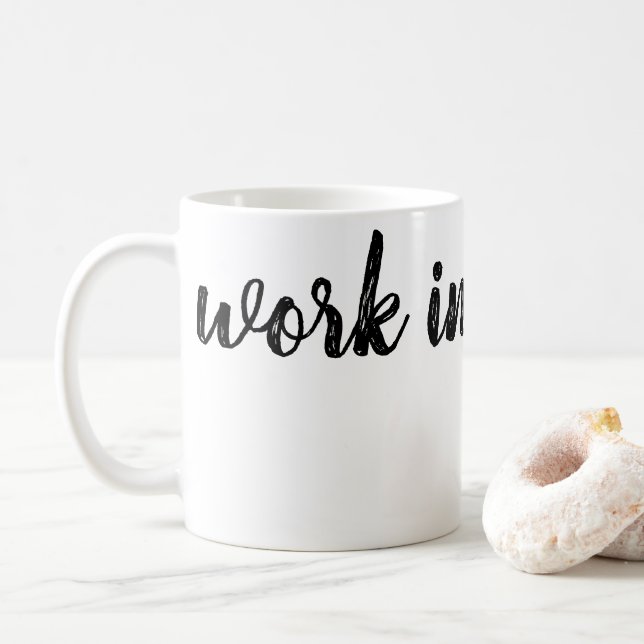 Caneca De Café Escritório Minimalista Branco e Preto 'Trabalho em (Com Donut)
