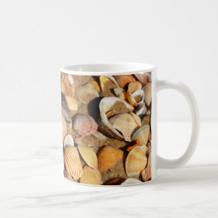 Caneca De Café Escudos em um Sandy Beach a Andaluzia, espanha