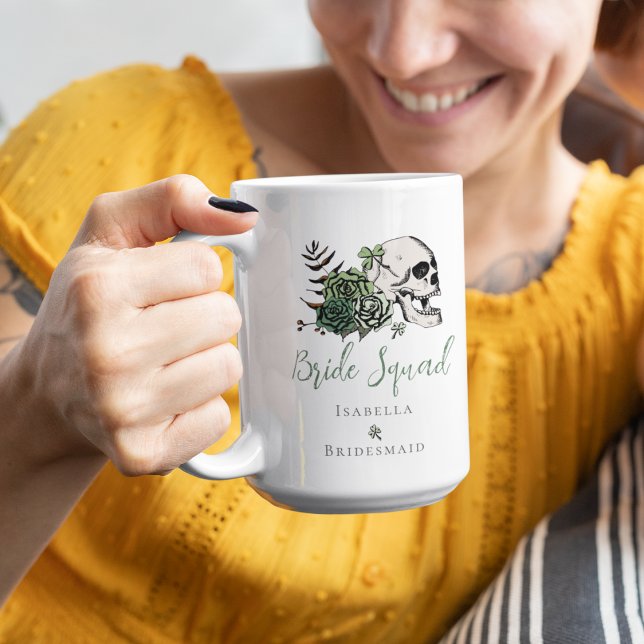 Caneca De Café Esquadrão de Noiva Irlandesa - Caveira Verde Gótic (Bride Squad Floral Skull Bridesmaid Mug for Irish Wedding. Skull,Green Roses, Clovers, Editable Text)