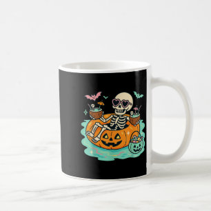 Caneca De Café Esqueleto De Verão Na Piscina De Pumpkin Float Cut