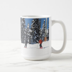 Caneca De Café Esquiadores em uma Encosta Nevada