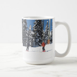 Caneca De Café Esquiadores em uma Encosta Nevada