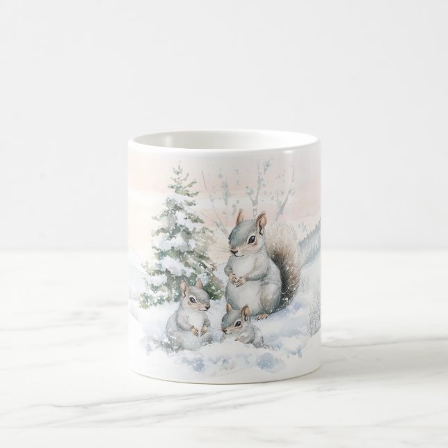 Caneca De Café Esquilos na floresta de inverno  (Centro)