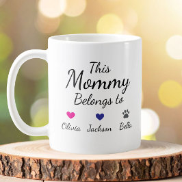 Caneca De Café Esta Mamãe Pertence Aos Nomes das Crianças e do Pe