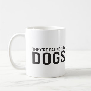 Caneca De Café Estão comendo os cães, estão comendo os gatos