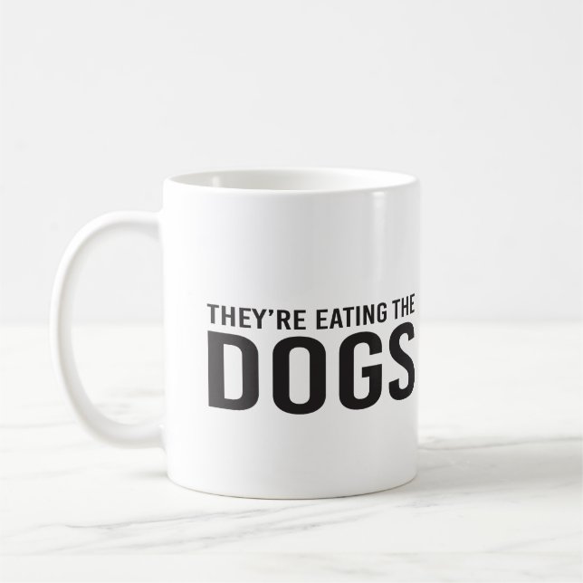 Caneca De Café Estão comendo os cães, estão comendo os gatos (Esquerda)