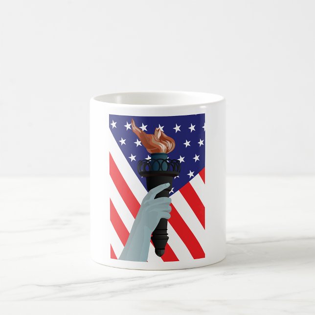 Caneca De Café Estátua da Tocha da Liberdade com Bandeira America (Criador carregado)